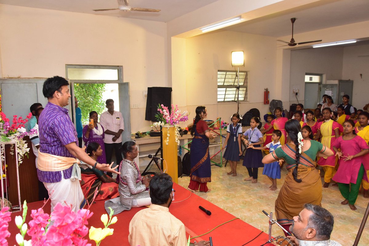sangeetnatak's tweet photo. 💫 Where Art Meets Devotion! 💫

Relive the moments from #Event70 in the #Kaladharohar series—an unforgettable workshop and performance on Meera Bai by V. Balagurunathan.

✨ Brought to you by Sangeet Natak Akademi, New Delhi, Annai Sivagami Govt. Girls Higher Secondary School, Mudaliarpet, Puducherry. 

#music #dance #drama #artist #folk #culture #SangeetNatakAkademi #puducherry