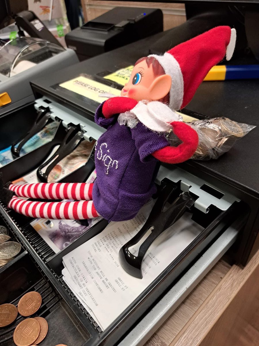 HEB85's tweet photo. Naughty Elf! https://t.co/CeaYig22Hz