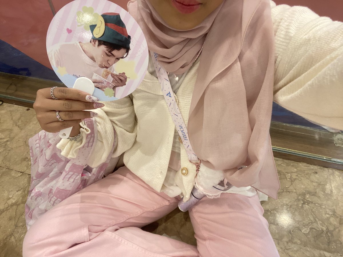 pourchwe's tweet photo. yg mau freebies aku di sebrang atm center https://t.co/trxTaiMipG