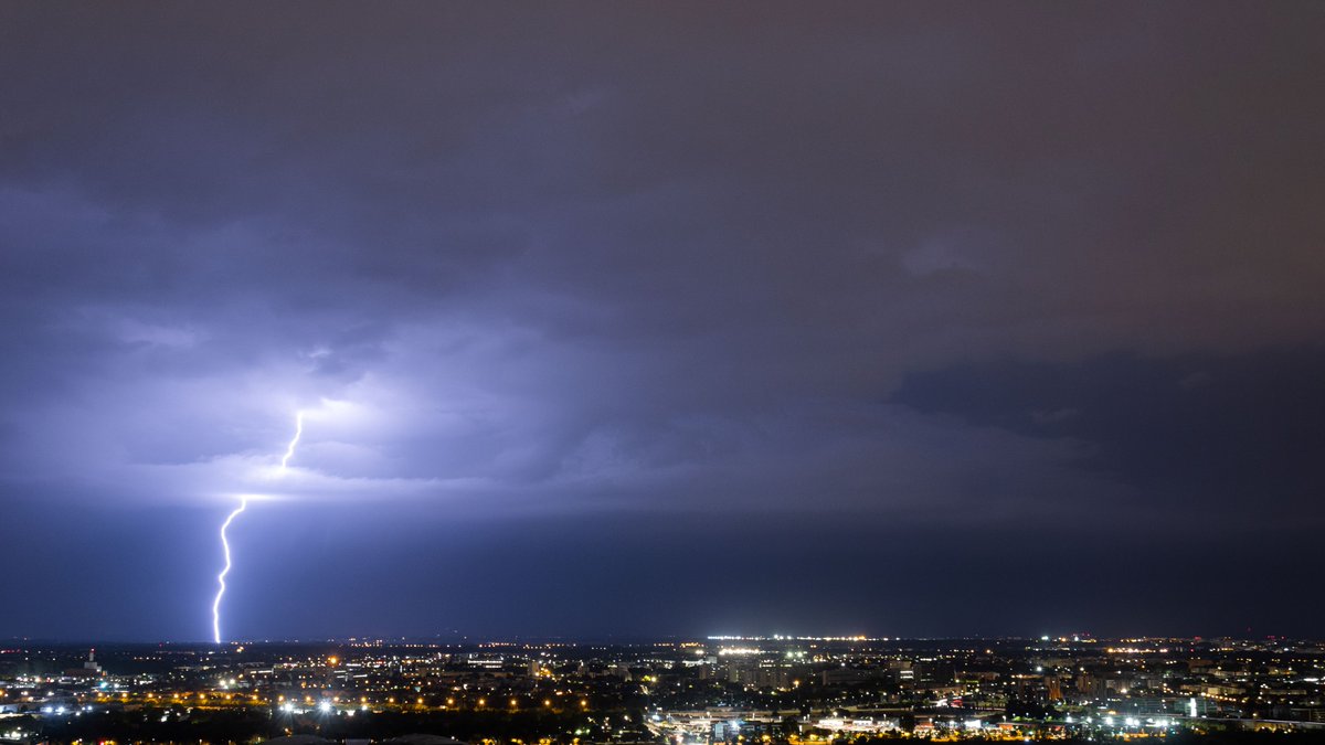 TchatMeteo's tweet photo. 17e jour du calendrier de l'avent
Nos chasseurs d'orage n'ont pas été gâtés cette année mais @BolDeNouil a réussi une capture d'un impact à l'avant d'un orage à Toulouse, en août 2024 🌩️
Merci à lui pour cette photo ! https://t.co/v2VnSTEKm1