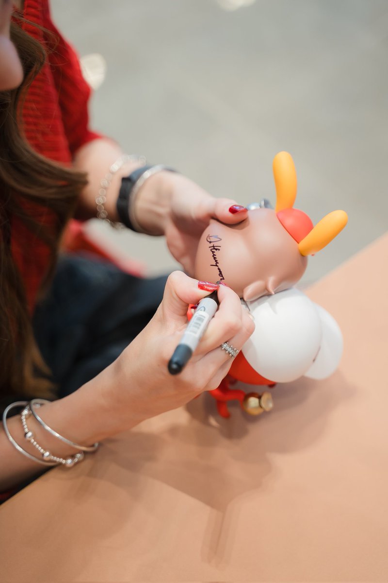 pingmantana's tweet photo. 99 Ed. หมดแย้วววววว...
เมื่อวาน (14 ธ.ค.) ศิลปินมาส่งมอบ art toy #octoxhuuyaow ด้วยตัวเอง และแจกลายเซ็น ถ่ายรูปกับแฟนๆ เต็มที่ตลอด 2 ชั่วโมงเช่นเคย มีแฟนๆมารอรับของเยอะมาก ศิลปินและหูยาวก็ดีใจ!!
ขอบคุณที่สนับสนุนกันอย่างอบอุ่นฮะ ใจฟูไปหมด ทาง #CIMBthai จับหูยาวแต่งตัวด้วยนะ!! https://t.co/VeDlaQBaWz