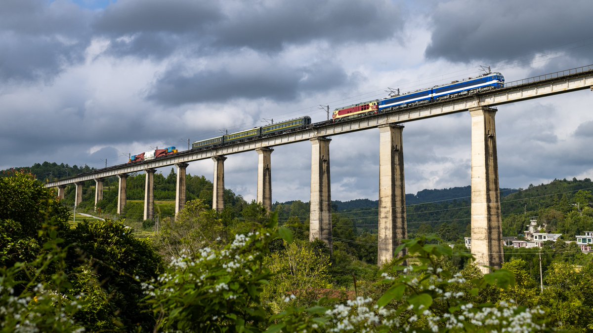 DF11_1898's tweet photo. 中国鉄道特大貨物輸送　黔桂鉄道走行中
SS3B 5088電気機関車　DF4D 3067ディーゼル機関車 https://t.co/epLkui9q2G