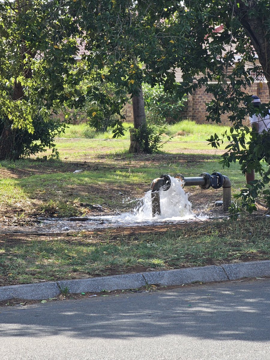 EdgarRo78096646's tweet photo. @JHBWater Major leak on corner Northern Parkway and Rouillard street Ormonde,  by Witspos, Firewater line, meter stolen... so it's open running water https://t.co/cUdVtppIw6
