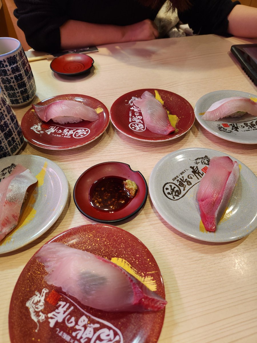 XIA__sub's tweet photo. 1個目、熊本で食べたお寿司２個目、シンシンラーメン本店
3個目、一緒にバイトしてた友達と行ったお店、あのポテトの名前が確かこぼれたぽてと？だった
4個目、一番お気に入りだった小倉の寿司屋！シャリの上布団みたいなバカでかいさしみがめっちゃよかった！
当日とった魚でつくってまじうまかった！ https://t.co/cCqzX1DESF