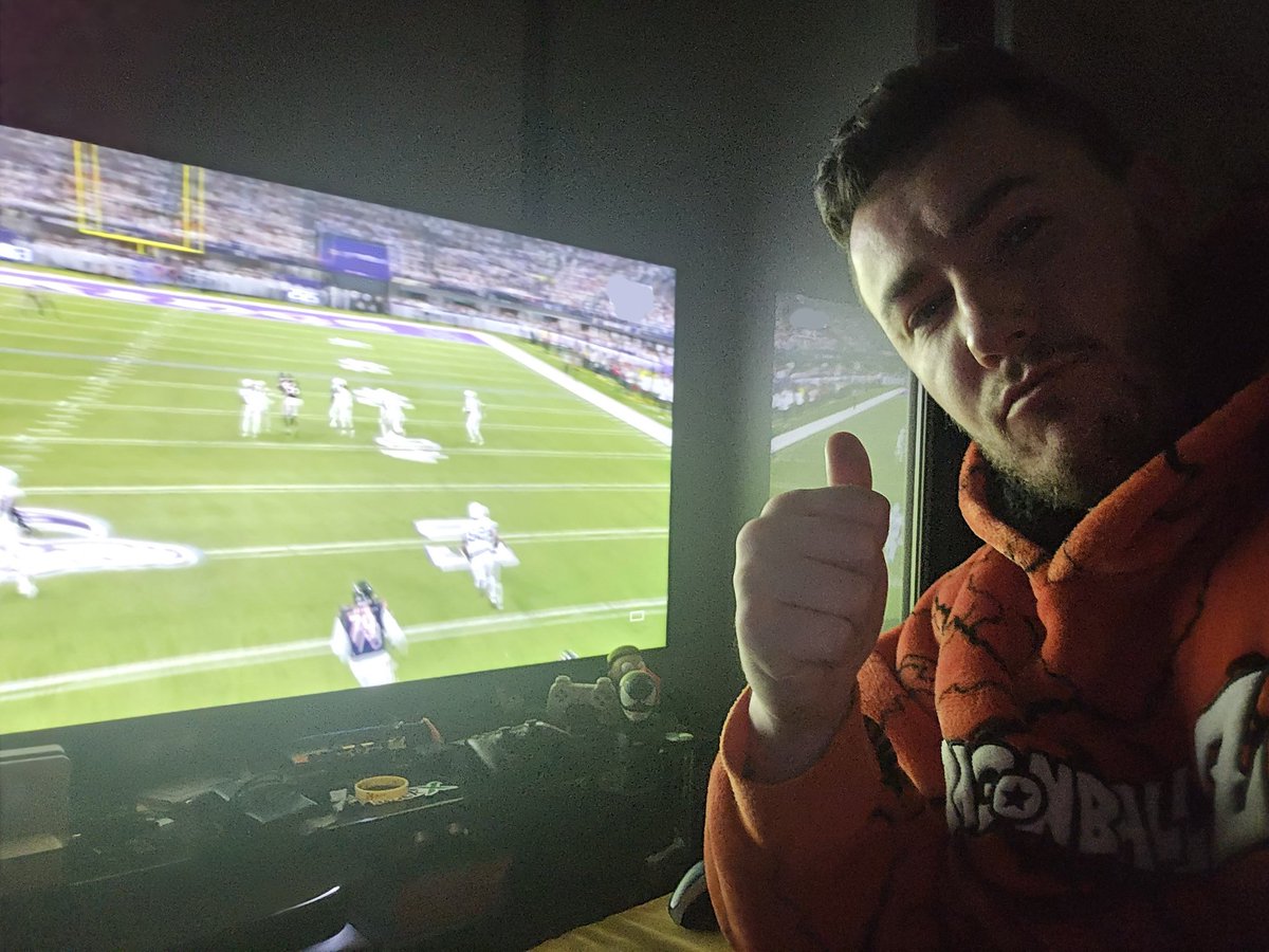 BrandonSmyth's tweet photo. Not in work tonight but still always a part of the #3AMCLUB I enjoy watching the vikings so give them the win 🤣 ⚡���⚡️ #C5MNF @MJD https://t.co/oFWCFVSTv9