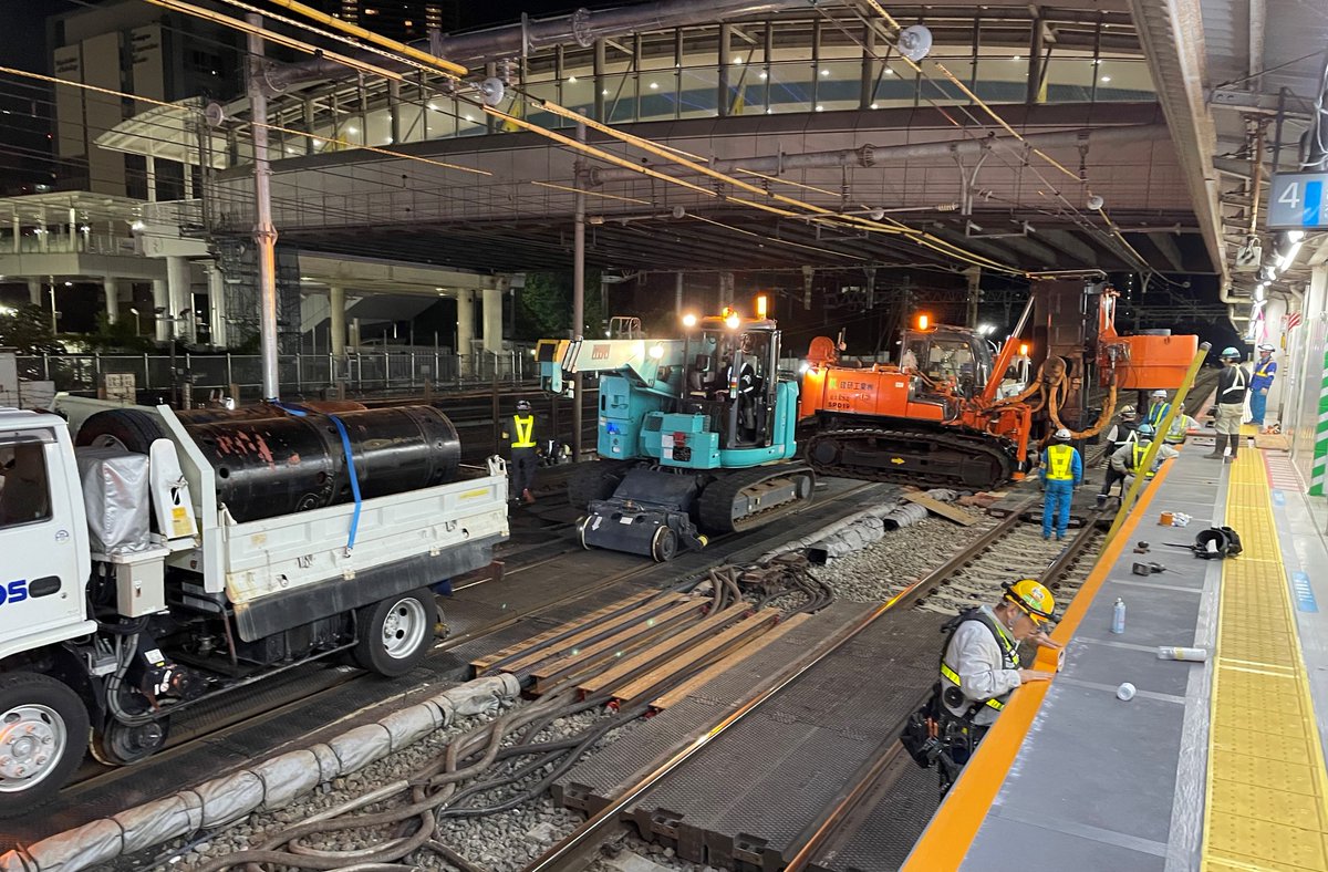 ━━  今日は #飛行機の日 ━━✈︎

昨年6月に起工式を行い、
本格的な工事に着手した
「羽田空港アクセス線（仮称）」🛫

東京駅をはじめとした都心部と
国内・海外との空の玄関口・羽田空港を結ぶ
新しいルートを構築します💡

2031年度の開業をめざし工事が進む
JR東日本の一大プロジェクトです👷🏻