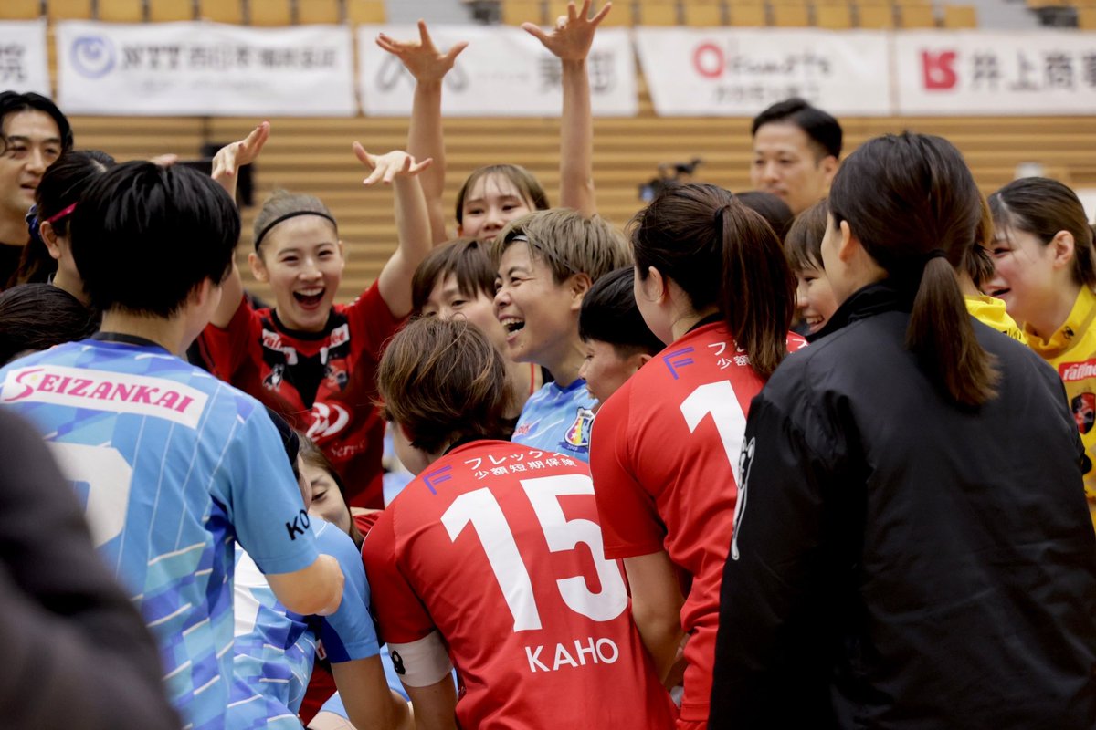 sal_japan's tweet photo. ⋱#若林エリ のリーグ戦ラストマッチ⚽️⋰  

🩵神戸と浦安の両チームで胴上げを実施❤️
￣￣￣￣￣￣￣￣￣￣￣￣￣￣￣￣￣￣￣
👤若林エリ @waka19gen
⚽️アルコ神戸 @arco_irisKOBE

#女子Ｆリーグ
#SAL
#今こそ最高のフットサルを https://t.co/ticifrZYif
