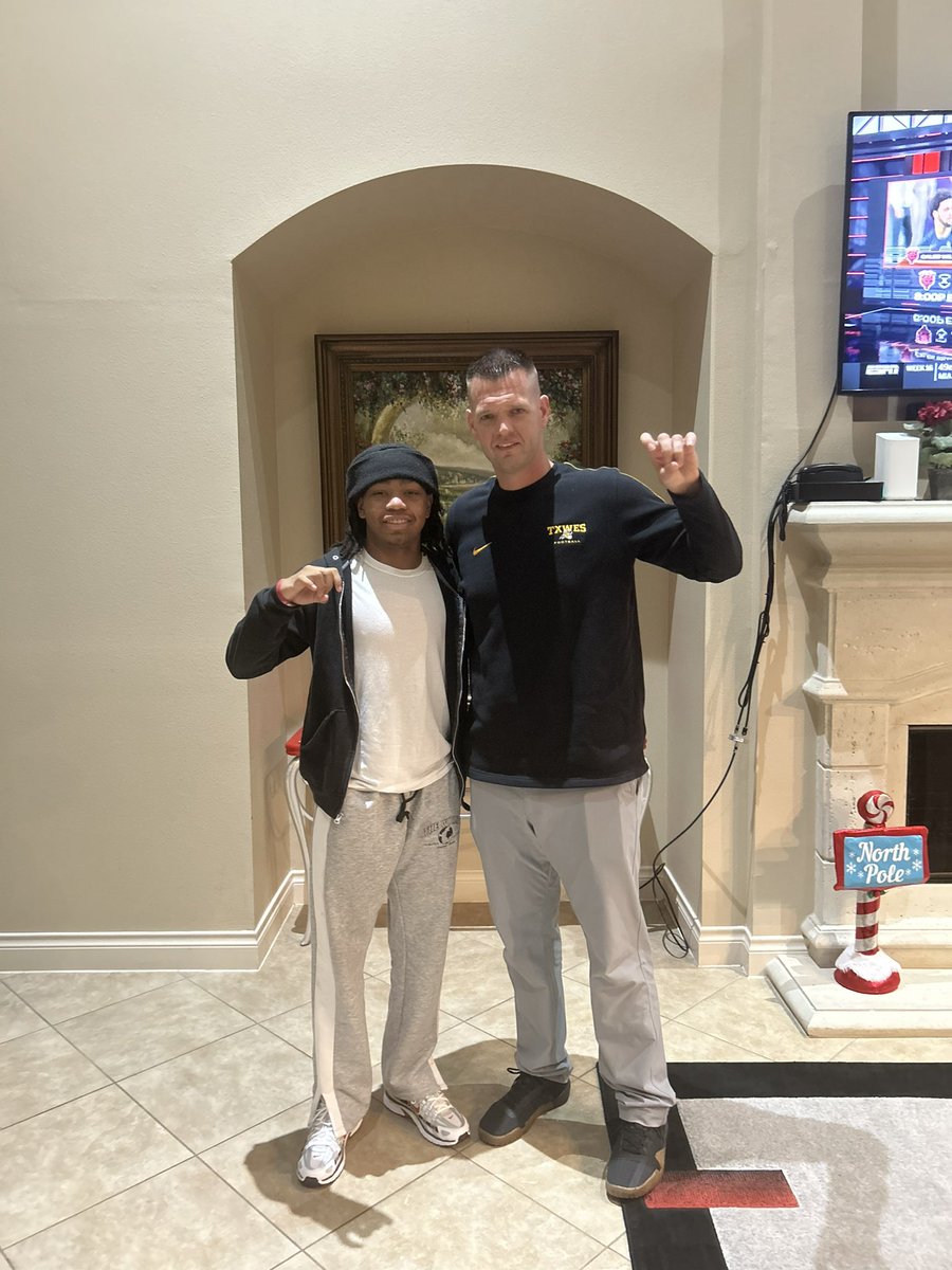 kevinhandyll's tweet photo. Had a great home visit today with coach @Coach_FJohnson looking forward to more https://t.co/g0WCgNRfqd