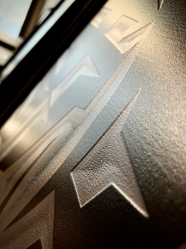 yuta_ptv's tweet photo. 【破壊と再生展】
メタルキャンバスアートでしかできない表現を利用し、僕のベクターに対する愛や、イラレに対する信仰心を、そして僕のクリエイティブに対する姿勢を形にしました。

そしてなんと今回の作品、ご購入いただけます。見に来てね！！ https://t.co/9knxsMLBqo