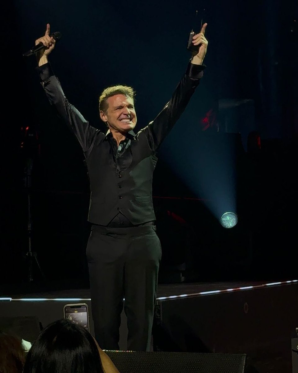 todoxluismiguel's tweet photo. No importa que sean dos minutos.... O si es uno solo, yo seré feliz ♫
@lmxlm #LuisMiguel #txlm #ClubOficialChile #Incondicionales #TodoPorLM #TXLM35 #Tour2024 #Gira https://t.co/mVZUstETCV