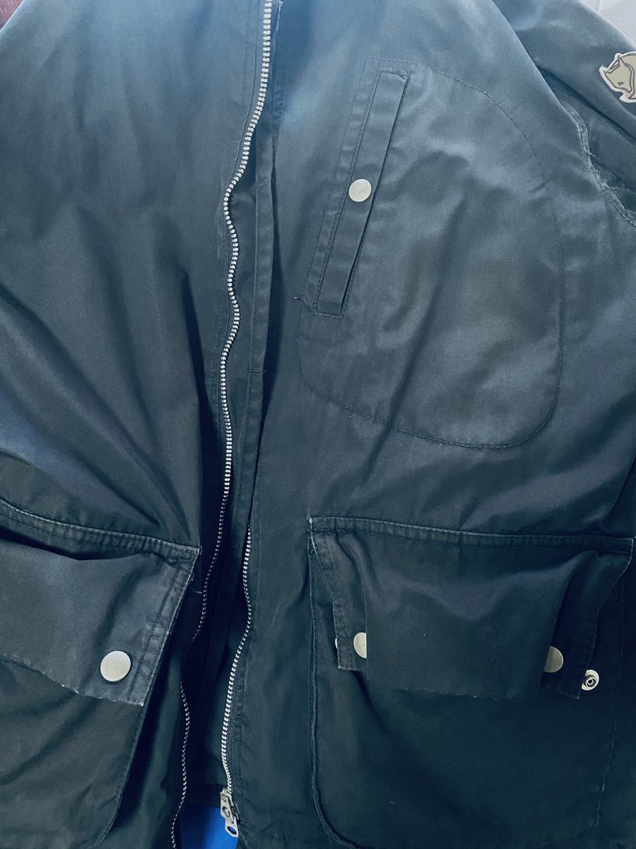 funabashitoru's tweet photo. 色が褪せてしまったジャケット、捨てるのもなーということで、ドクターベックマンの黒復活シートをいれて洗濯したら、それなりに色が戻ってきたのでオススメします。 https://t.co/Do295kPzic