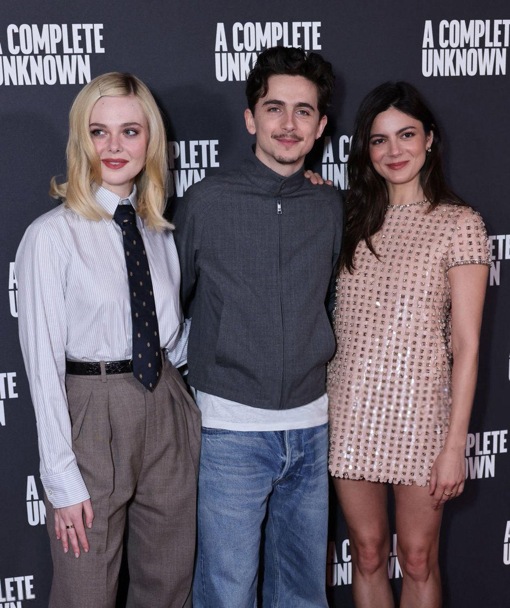 📸 Elle Fanning with the cast of A Complete Unknown premiere.
