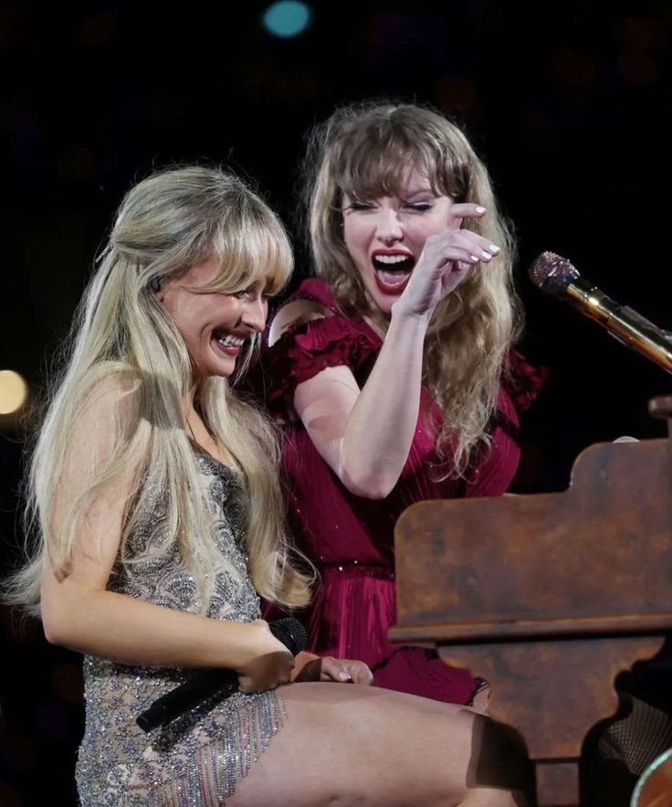 strwbeariis's tweet photo. ୨୧ : what’s a surprise song mashup you wish she did? https://t.co/EkPB4y57iK