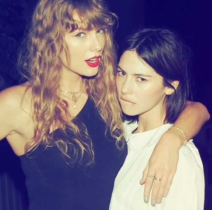 strwbeariis's tweet photo. ୨୧ : who’s your favourite eras tour opener? https://t.co/OpXvIAYBrp