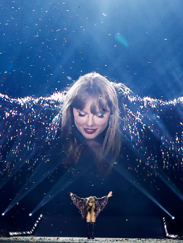 strwbeariis's tweet photo. ୨୧ : would you change anything about closing night? https://t.co/3pM6FNbear