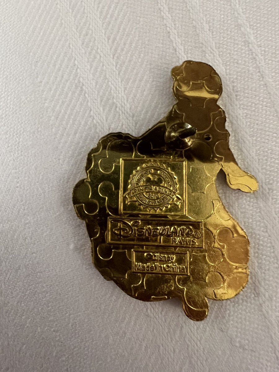 disneyspaces's tweet photo. Okay #Distwit look at this absolutely WILD pin I found on a pin trading board- I mean it has to be fake right?? I picked it up because at first I was like oh mulan, then the lady goes “no that’s Snow White… I think?”
It’s just so bad I had to get it for laughs. https://t.co/rIuxu5RYTt