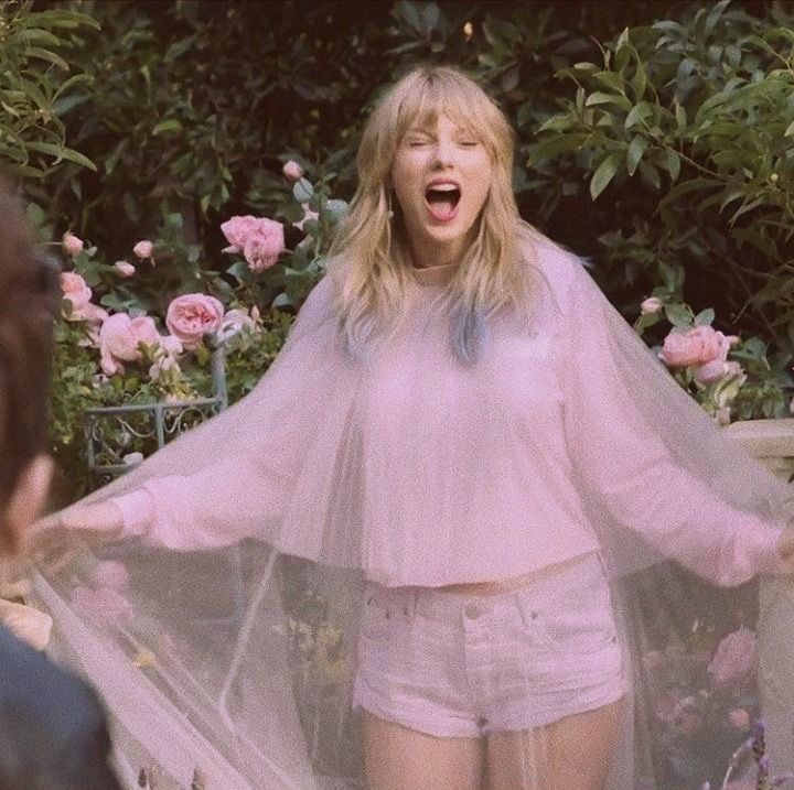 strwbeariis's tweet photo. ୨୧ : what’s your fav and least fav taylor collab? https://t.co/0NRyGc5izq