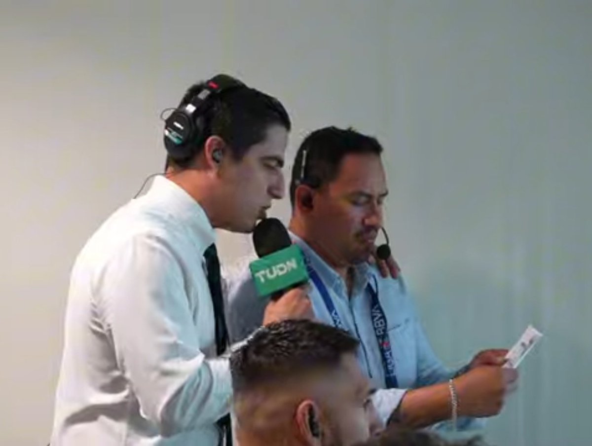 Poco se habla del asistente de menciones de <a href="/Andres_Vaca_/">Andrés Vaca</a> , siempre de pie y a su lado en cada transmisión,desconozco su nombre pero admirable su trabajo. 🥹