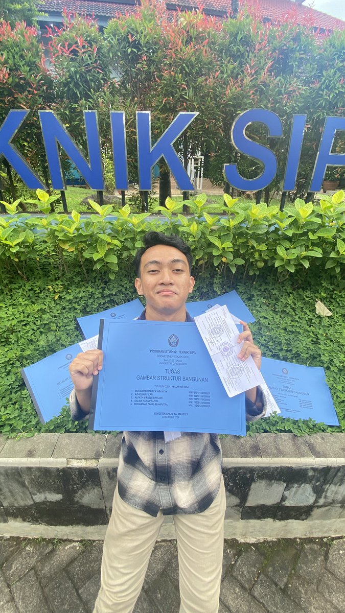 mr_arrayan's tweet image. meskipun perjalanannya kaya rollercoaster 🎢 📈📉 akhirnya semester 1 done