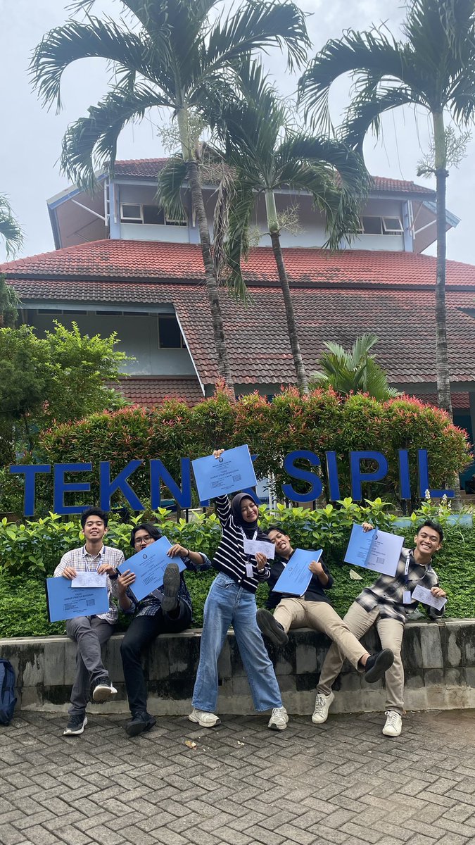 mr_arrayan's tweet image. meskipun perjalanannya kaya rollercoaster 🎢 📈📉 akhirnya semester 1 done