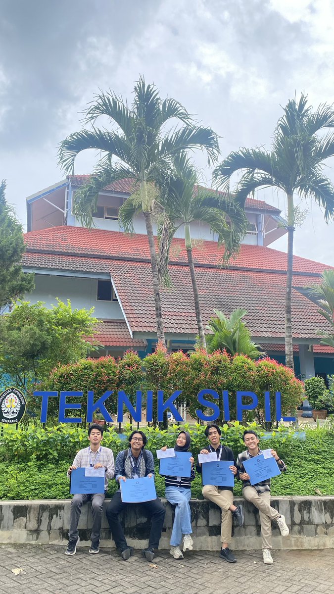 mr_arrayan's tweet image. meskipun perjalanannya kaya rollercoaster 🎢 📈📉 akhirnya semester 1 done