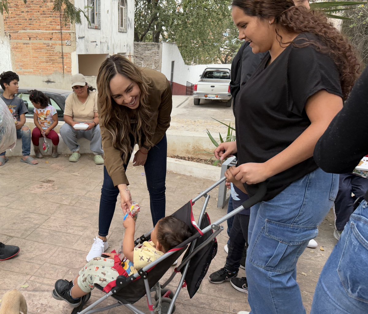 🪅 Esta tarde visitamos dos colonias de nuestro #Distrito4 para tener una convivencia navideña con nuestras amigas y amigos. 

Estuvimos en las colonias de Arroyo Hondo segunda sección y Lomas del Centinela platicando y escuchándolos. 

¡Siempre es un gusto saludarles, nos vemos