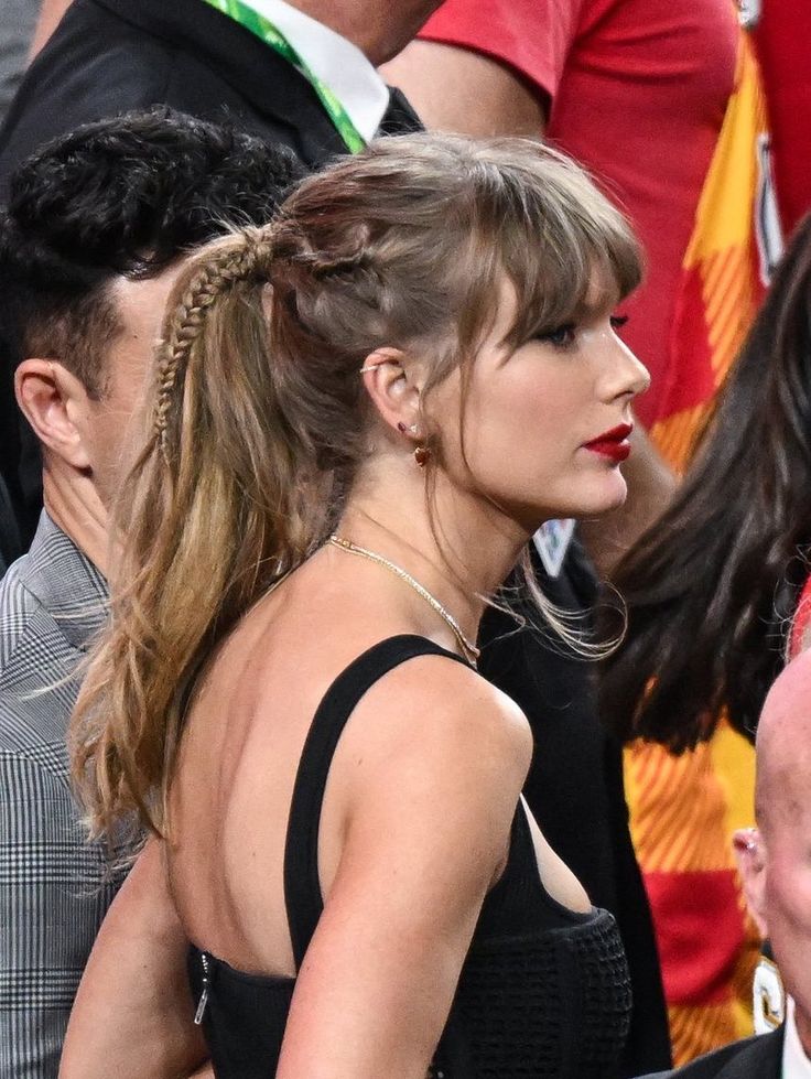strwbeariis's tweet photo. ୨୧ : what’s your fav and least fav title track by taylor? https://t.co/2lL7xyLKYG