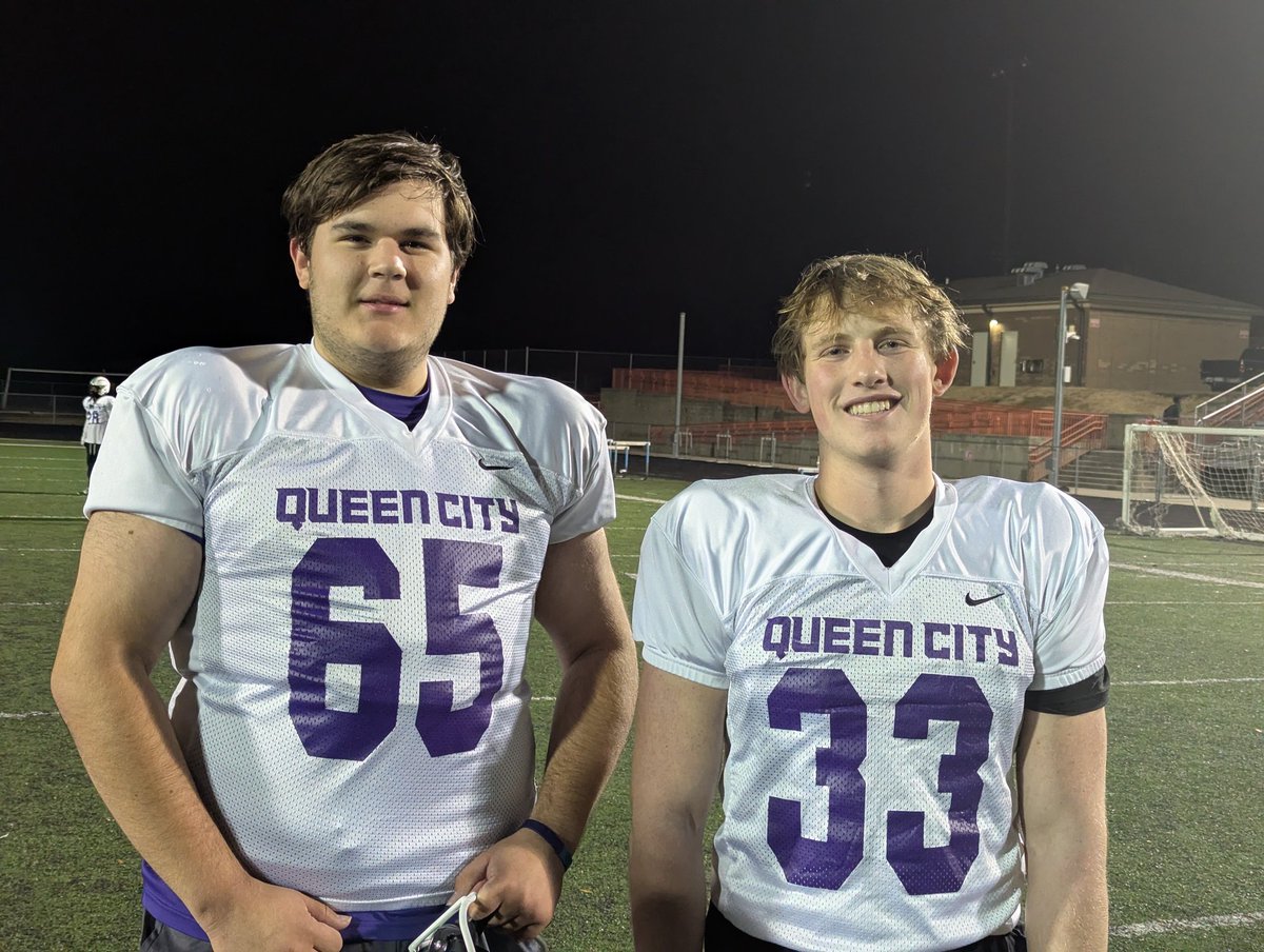 qc_seniorbowl's tweet photo. West Team Specialists Gio DeCarlo and Kandler Happe take a break during Day 1 West Practice #WEHAVECHARLOTTE https://t.co/8Jk9hpPjfA