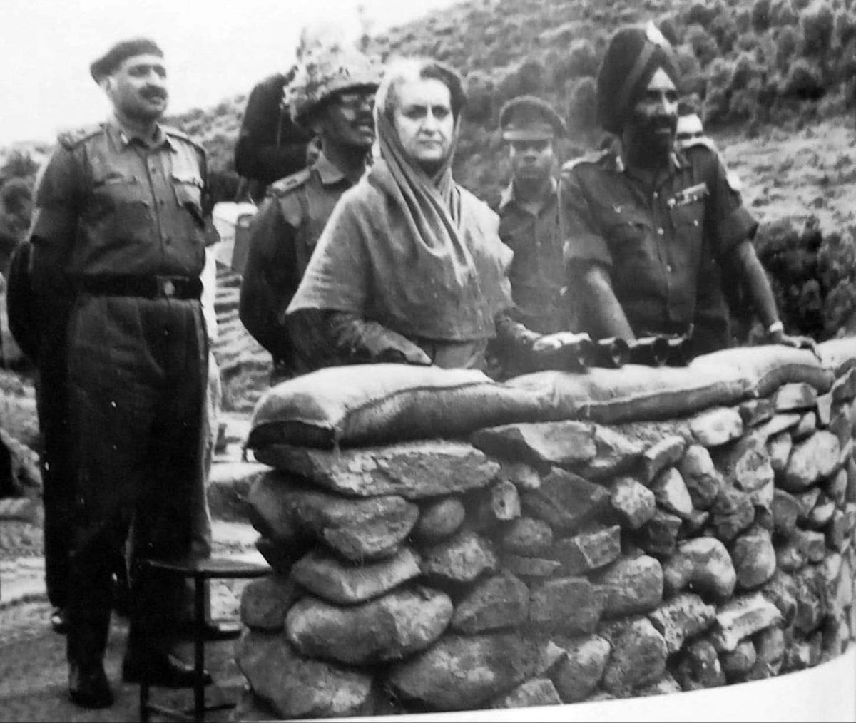 Rajeshsingh8704's tweet image. लोग कहते हैं इंदिरा गाँधी Iron Lady थी.... ये थी वो थी... उन्होंने पाकिस्तान के दो टुकड़े कर दिए.... पाकिस्तान के 93000 सैनिकों को आत्मसमर्पण करने पर मजबूर कर दिया.

चलिए अच्छा है यह सब.

अब कान आंख खोल कर  सच्चाई भी सुन कर जाइए 

पाकिस्तान के 93,000 सैनिक 2 साल तक भारतीय जैलो…