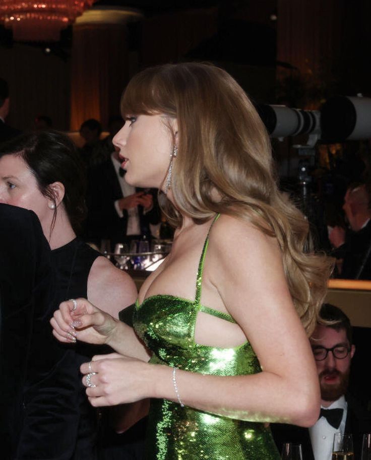 strwbeariis's tweet photo. ୨୧ : what’s your fav unreleased song by taylor? https://t.co/DFId2FJrO0