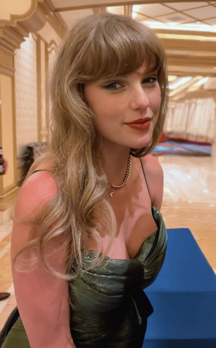 strwbeariis's tweet photo. ୨୧ : what’s your fav unreleased song by taylor? https://t.co/DFId2FJrO0