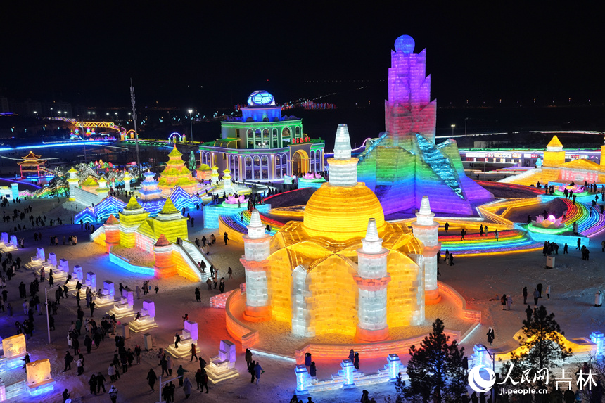 PDChinese's tweet photo. 【吉林長春：200余座冰雪雕流光溢彩吸引八方來客】16日，位於吉林的長春冰雪新天地景區亮燈迎客。據悉，2024年該景區共設置了“榮耀長春”“盛世歡歌”等7大主題板塊，總佔地面積156萬平方米，共打造了200余座冰雪雕景觀，總用冰用雪量達88.6萬立方米，創歷年之最。 https://t.co/f9V3m9HjBl