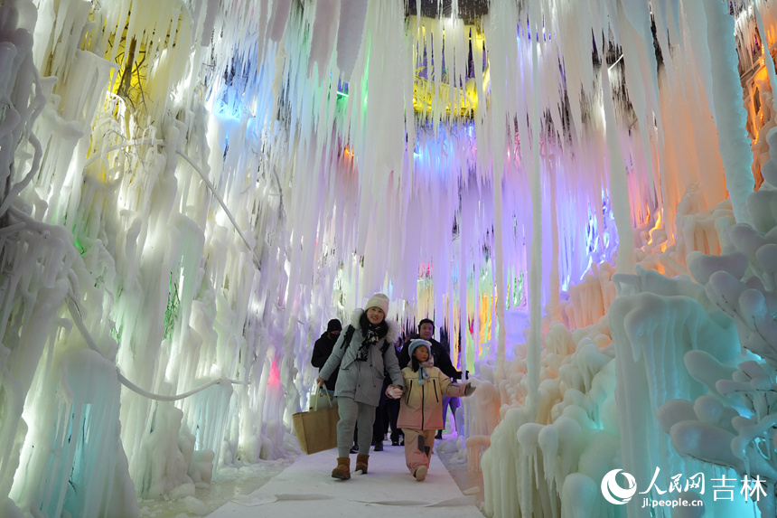 PDChinese's tweet photo. 【吉林長春：200余座冰雪雕流光溢彩吸引八方來客】16日，位於吉林的長春冰雪新天地景區亮燈迎客。據悉，2024年該景區共設置了“榮耀長春”“盛世歡歌”等7大主題板塊，總佔地面積156萬平方米，共打造了200余座冰雪雕景觀，總用冰用雪量達88.6萬立方米，創歷年之最。 https://t.co/f9V3m9HjBl