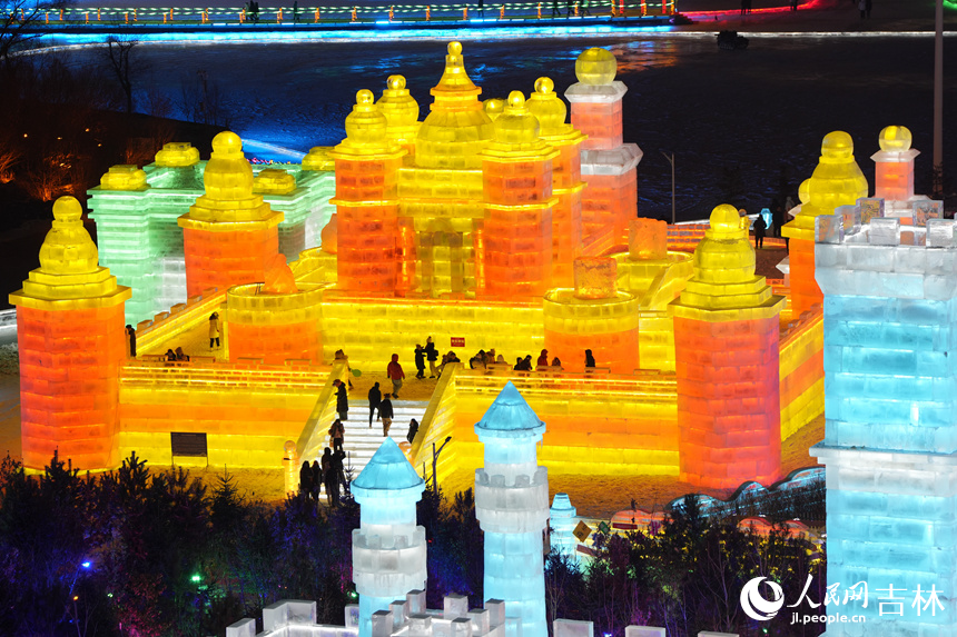 PDChinese's tweet photo. 【吉林長春：200余座冰雪雕流光溢彩吸引八方來客】16日，位於吉林的長春冰雪新天地景區亮燈迎客。據悉，2024年該景區共設置了“榮耀長春”“盛世歡歌”等7大主題板塊，總佔地面積156萬平方米，共打造了200余座冰雪雕景觀，總用冰用雪量達88.6萬立方米，創歷年之最。 https://t.co/f9V3m9HjBl