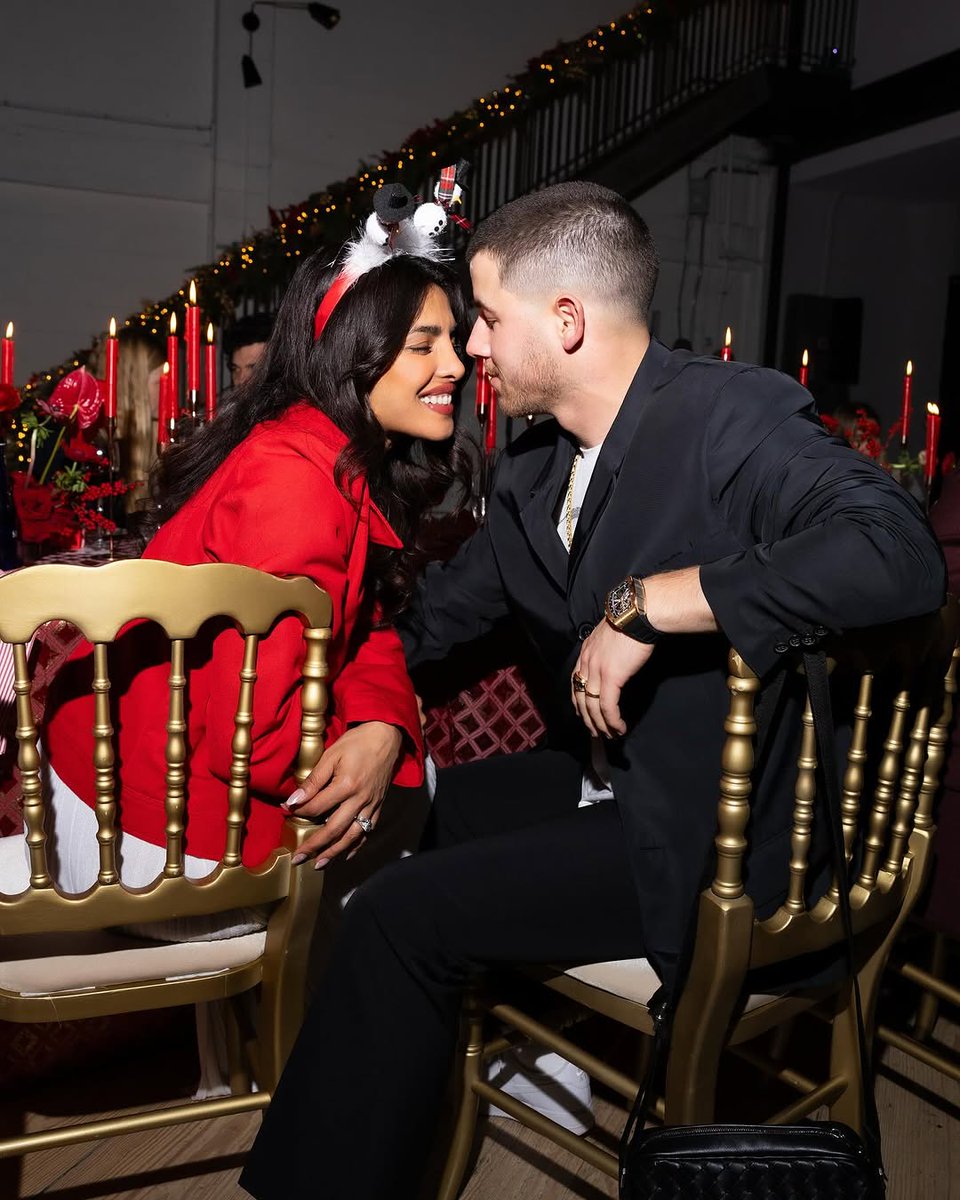 IndiaToday's tweet photo. #InPics: Priyanka Chopra shared pictures from her pre-Christmas celebrations at home. The actor celebrated the festivities with husband Nick Jonas, daughter Malti and pets.
#PriyankaChopra #NickJonas #Malti #PreChristmas #ITPhotoblog https://t.co/dn744979Or