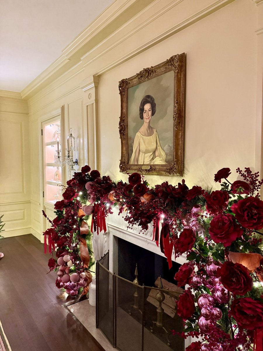zach_wide's tweet photo. Christmas at the White House 🎄 https://t.co/mblduST6jN