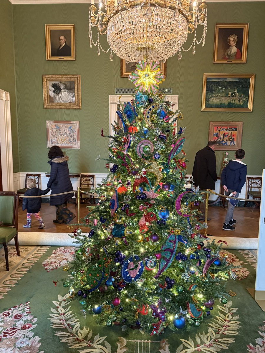 zach_wide's tweet photo. Christmas at the White House 🎄 https://t.co/mblduST6jN