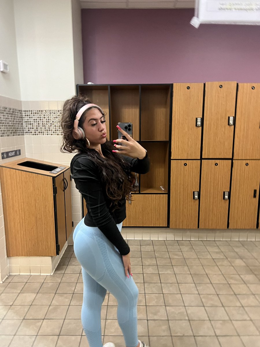 destoosmiiley's tweet photo. blue or pink🥴 https://t.co/H5TZTSZYp2