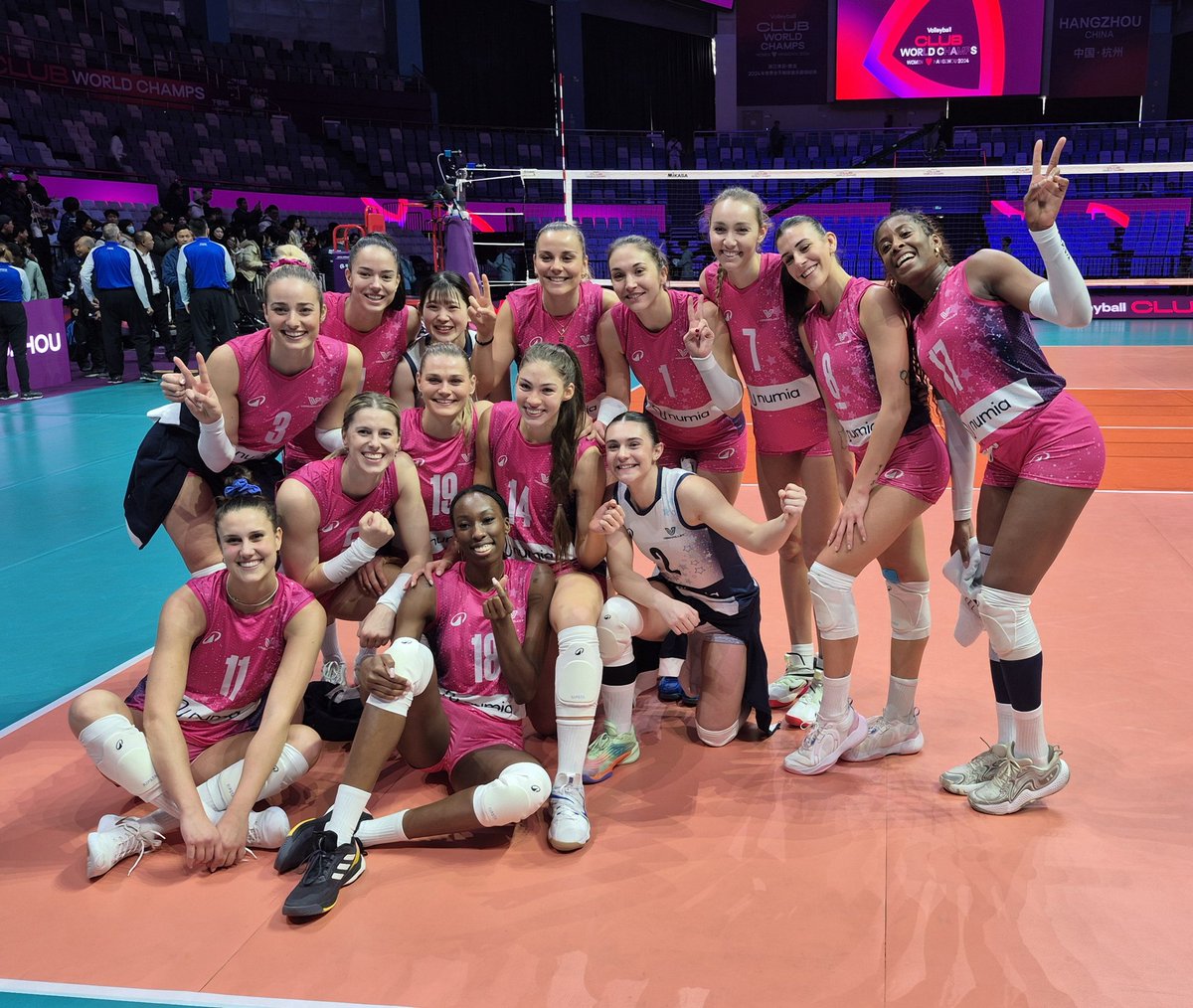 Volleyball_it's tweet photo. ๐๐๐๐ Mondiale per Club F.: Il Vero Volley parte con il piede giusto. 3-0 al Minas
#VolleyballIT #Pallavolo #Volleyballplus #APP #CWCH
๐ https://t.co/L8YjI37bM4 https://t.co/m278bb5YoO