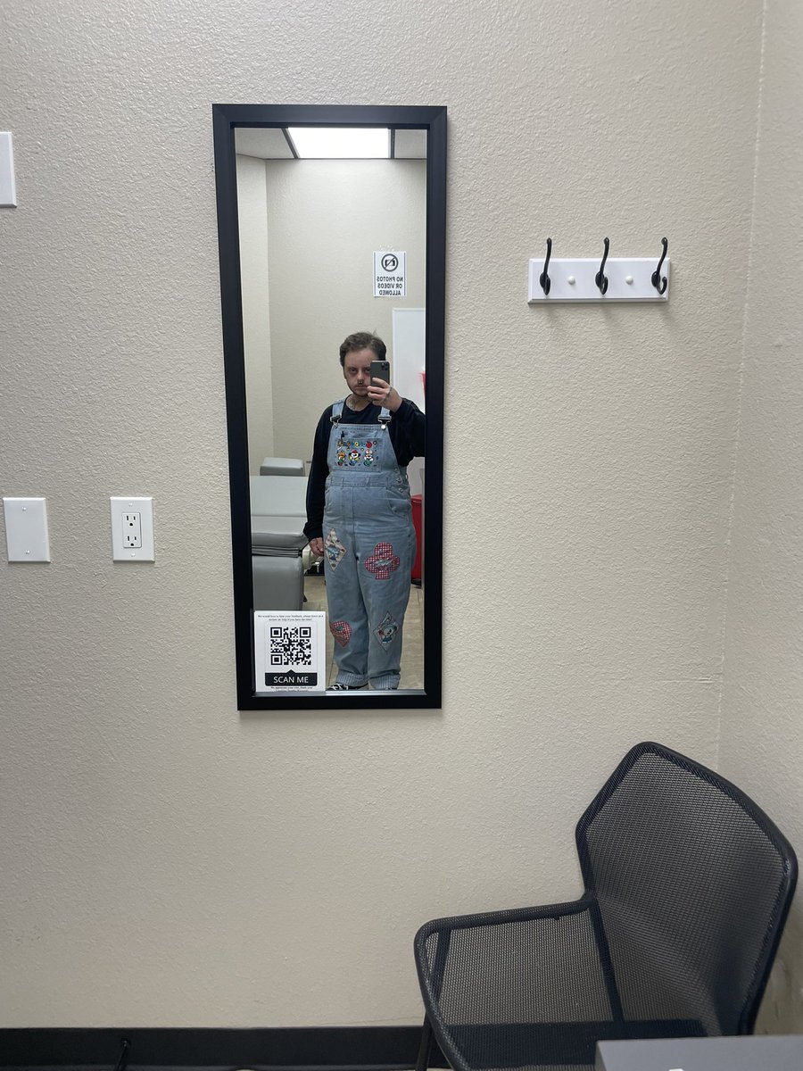 PORKGOBLIN_'s tweet photo. 2025 goal is to be able to wear light colored clothes again. 🥲 skins been real rough so I have to be fully covered in black. I did have a fun overall day with the crew on my guest spot  that was nice.

Enjoy this bad photo https://t.co/1ZxFiel8v7