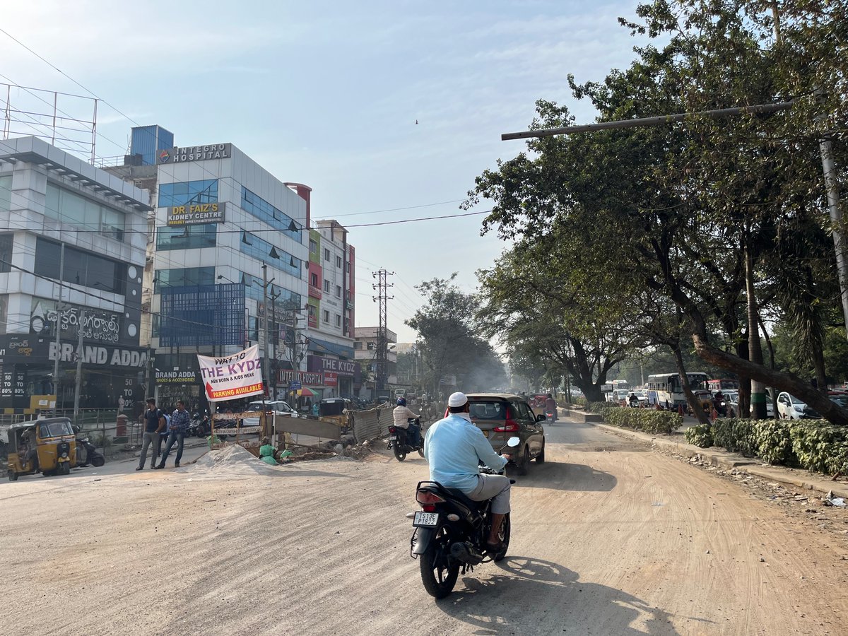 mayousufbaba's tweet photo. @tgspdcl @musharraf_ias @HYDTP how long will the works go on near the Nanak nagar x roads and rethibowli ? It’s been more than 2 weeks I think and there seems to be no progress. Causing lot of traffic jams for office goers towards Gachibowli. Kindly complete asap. https://t.co/LwpN9w0XPb