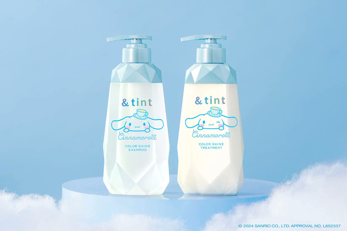 sanrio_oshikatu's tweet photo. ＼⚠️コラボ商品【予告】📣🆕／
ヘアケアブランド「&tint(アンドティント)」×シナモロール 限定デザインが12/20(金)より登場🥹🩷
わわ、ボトルめちゃくちゃ可愛い😭💕宝石みたい💎✨
ジャスミンティーの香りだって🥹

シャンプー+ヘアトリートメント+ヘアパックがセットになった商品と、ヘアオイル単体の商品があるよ🙆‍♀️🩷

ヘアカラーの退色抑制と髪の光沢度に着目した商品だから、カラーリングの傷みが気になってる人は特にいいかも🙆‍♀️

👇気になる人はぜひチェックしてね💕
■発売日：12/20(金)～
■ラインナップ：
・アンドティント カラーシャイン シナモロール トリプルセット
2,800円(税抜)/3,080円(税込) 
シャンプー415mL+ヘアトリートメント415g+ヘアパック130g
・アンドティント カラーシャイン シナモロール ヘアオイル
1,400円(税抜)/1,540円(税込) 
100mL
https://t.co/SRN1IqTIdo

#サンリオ #サンリオキャラクターズ #アンドティント #シナモロール