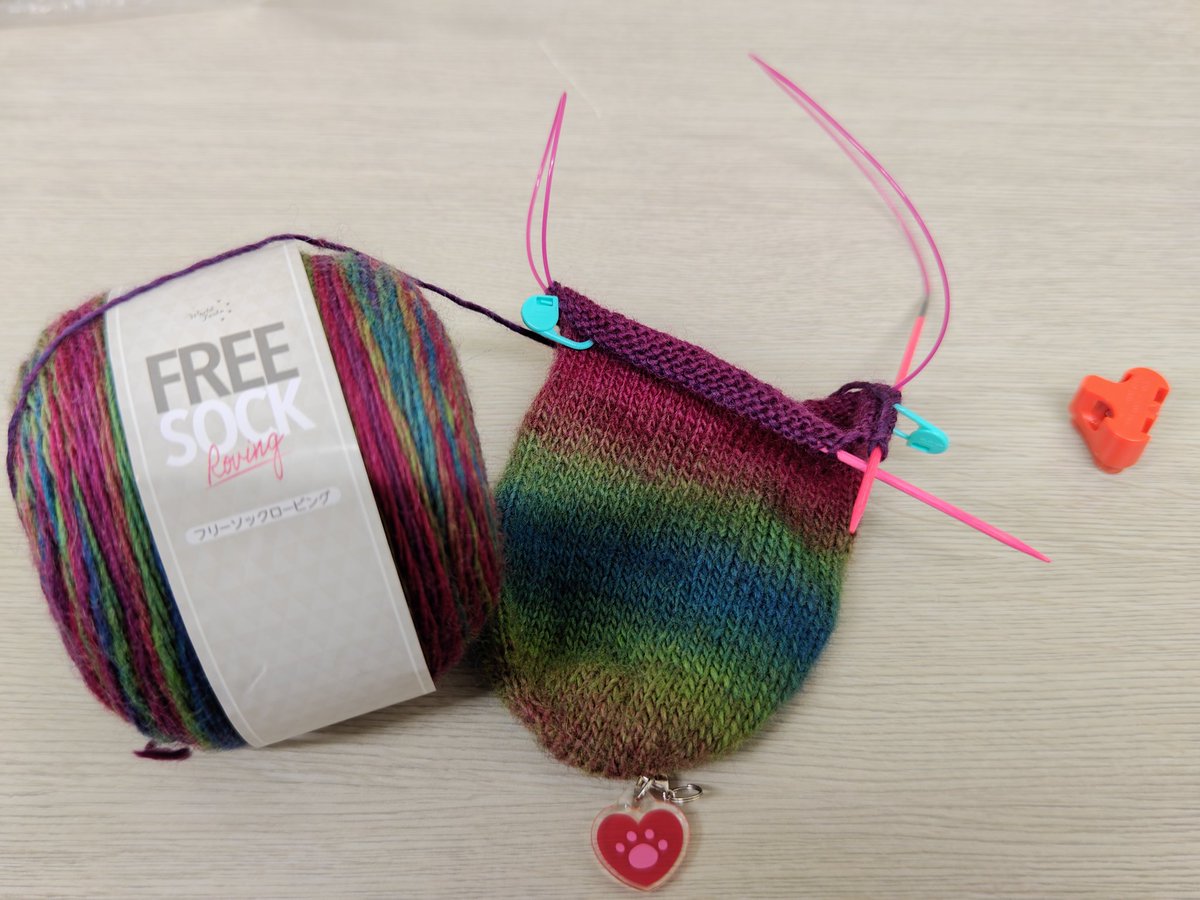 年末に向けて何故だか仕事が忙しい…( ; _ ; )
昼休みに頑張って少しずつ編んでます。グラデーション結構気に入ってます(◍︎´꒳`◍︎)

 #手編み靴下  #棒針編み  #編み物好きさんと繋がりたい