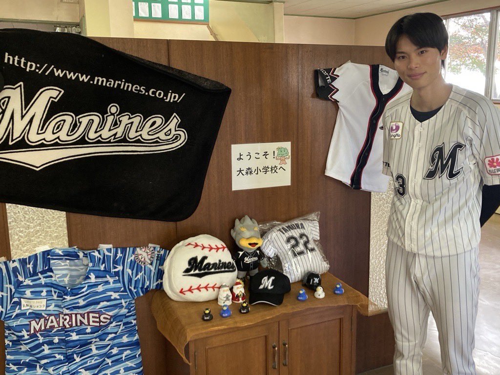 小学校の玄関にはマリーンズグッズが飾られていました。
「歓迎してくれていて、嬉しいですね！みんな僕で喜んでくれるかな……」と少し不安な様子の #和田康士朗 選手。
#chibalotte #広報