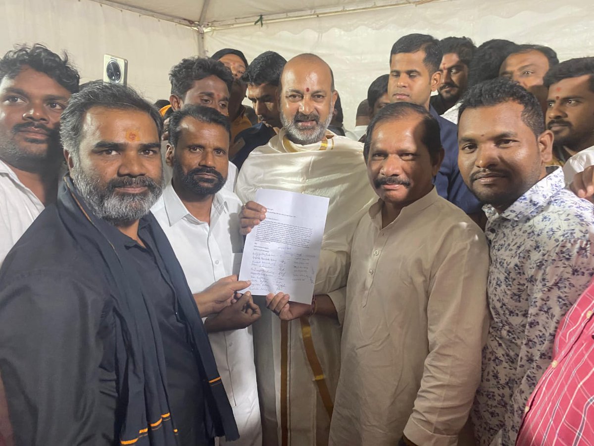 SUBHASH4BJP_'s tweet photo. కాజీపేట రైల్వే బైపాస్ లైన్ కు భూములు ఇచ్చిన రైతు కుటుంబాల్లోని యువకులకు వారి అర్హతను బట్టి రైల్వే కోచ్ ఫ్యాక్టరీ లో ఉద్యోగాలు కల్పించాలి అని రాష్ట్ర ప్రభుత్వం దృష్టికి తీసుకుని వెళ్ళాలని నిన్న కేంద్ర హోం శాఖ సహాయ మంత్రి వర్యులు శ్రీ బండి సంజయ్ అన్నకు వినతి పత్రాలు ఇవ్వడం జరిగింది https://t.co/9g5R14DwwA