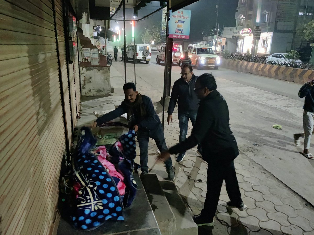 CollectrBarwani's tweet photo. कलेक्टर डॉ.राहुल फटिंग शीत ऋतु के दृष्टिगत बस स्टैंड स्थित रैन बसेरे(आश्रय स्थल) का औचक निरीक्षण कर शहर में सड़क किनारे रह रहे बेघर,निराश्रित व जरूरतमंद लोगों को कंबल वितरित करते हुए।
#CMMadhyaPradesh
#JansamparkMP 
#Badwani https://t.co/BA20jeWe0a