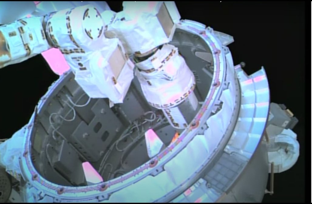 B_Rock_Howe's tweet photo. Just the Bishop Airlock doing her thing on the ISS on a Monday night. Nice work ROBO. And a sweet photo bomb by Dragon 😁 https://t.co/GEmwemchQw