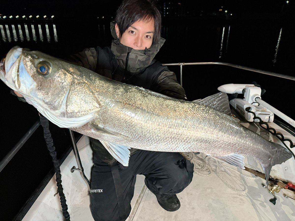 anyohoseo2's tweet photo. タイリクランカー🐟
近年レアキャラになってきたタイリクスズキ
約10年ぶりくらいに釣ったぜ!
パワフルな引きでちっこいアカメだと思ってたのはここだけの話🥹
7.5Hで釣った魚種にまた新たな鱗付けができたぜい😙
正直釣れてかなり嬉しい笑
#fishman
#75H https://t.co/vYc9x7EfuI
