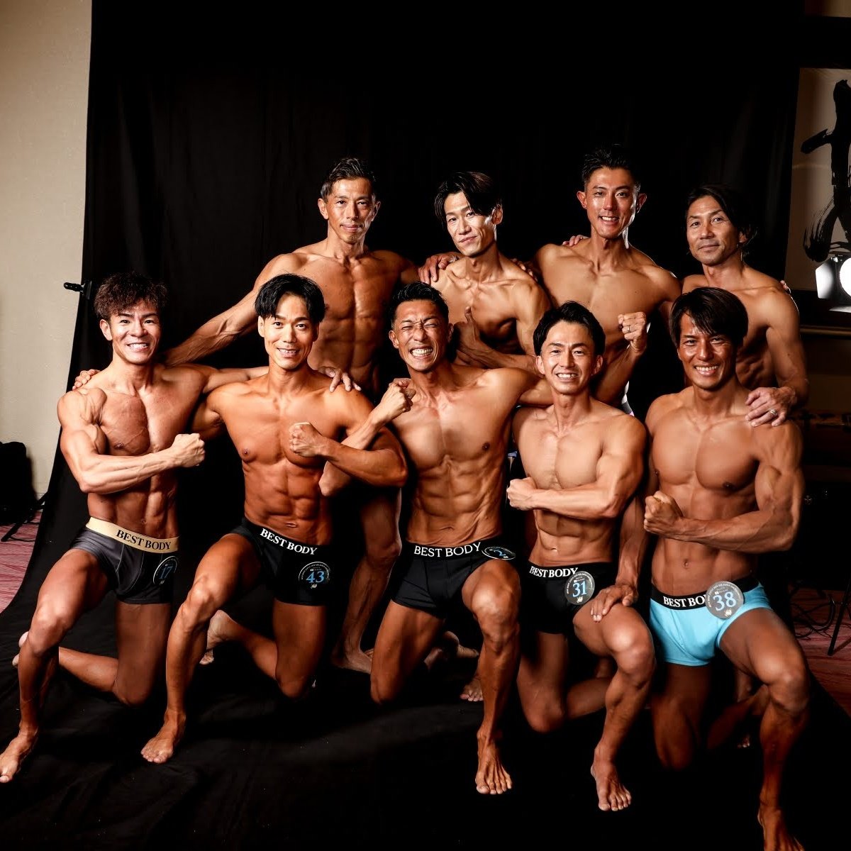 日本大会公式フォト購入✨

ほとんど50代ですが…なんとか今年も40代美と健康トップ争いに食い込みました💪🔥

マジバトルした仲間たち…俺はちょっとサイズアップ休憩入るわ〜😉

なんせ3年好きにしたから今度は家族と楽しむよ👍️✨