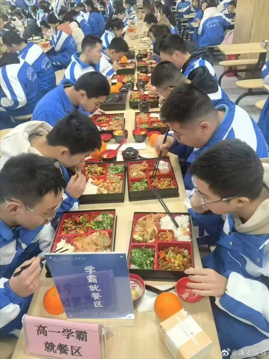 看到这种就来气，什么学霸，男的以后还不是去跑外卖，女的还不是去搞擦边，老子当年还是法医呢，现在还不是来推上发饺子皮！！垃圾教育，呸！ https://t.co/XUMjKsIlKs
